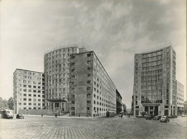 Milano - Veduta di largo Donegani - Palazzi della sede Montecatini