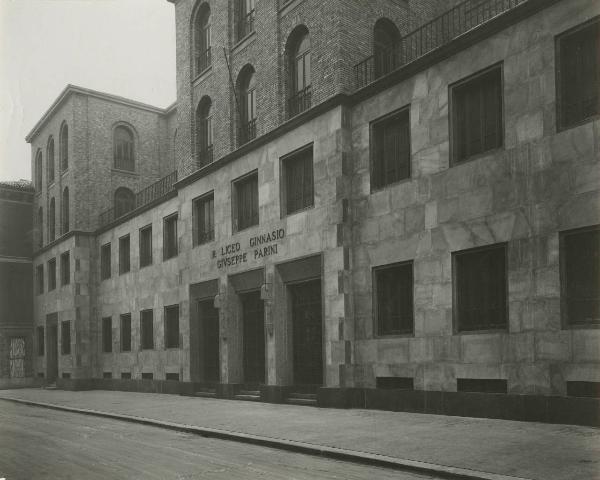 Milano - Liceo Ginnasio Giuseppe Parini - Facciata / Lavori in marmo