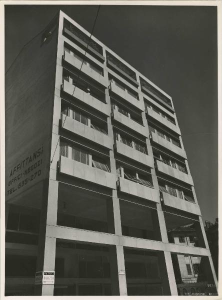 Milano - Edificio - Esterno / Lavori in marmo