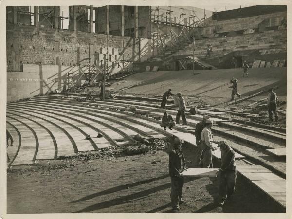 Napoli - Mostra d'Oltremare - Cantiere - Arena Flegrea / Lavori in marmo