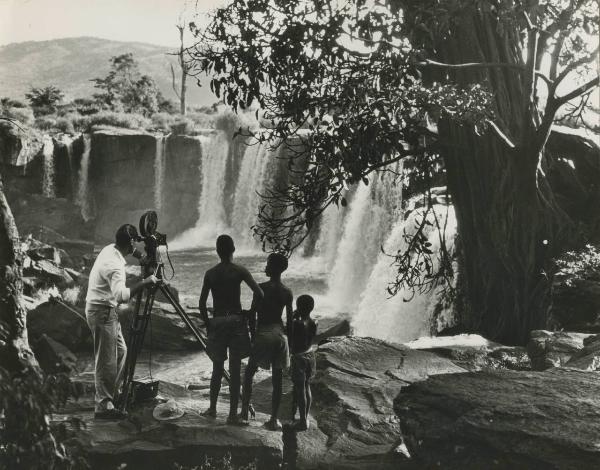 Settore cinematografico - Documentario "Kenya" - Kenya - Cinepresa - Indigeni davanti a una cascata