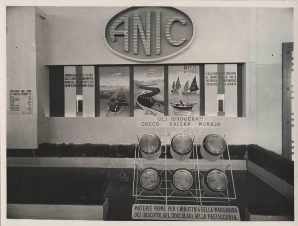 Bari - Fiera del Levante del 1949 - Stand espositivo Montecatini dedicato all'ANIC (Associazione italiana idrogenazione combustibili) - Pannelli illustrativi