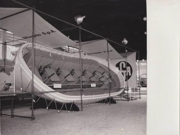 Napoli - Fiera della navigazione del 1954 - Stand Alluminio Spa Asa società mandataria per le vendite Montecatini, Sava e L.L.L. - Scialuppa tipo Fleming in lega Peraluman