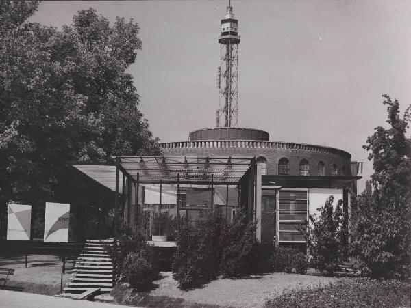 Milano - X Triennale - Parco Sempione - Padiglione Montecatini dedicato alle vernici e alle materie plastiche - Palazzo dell'arte - Torre Branca