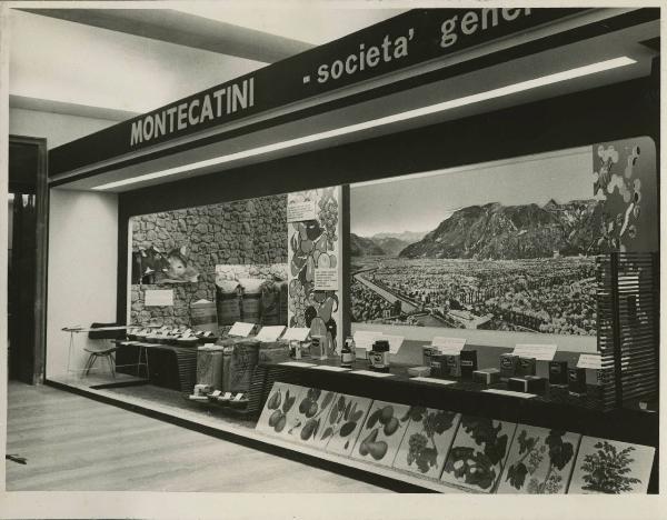 Bolzano - Fiera Campionaria del 1954 - Stand Montecatini dedicato ai concimi chimici - Allestimento con pannelli illustrativi e prodotti