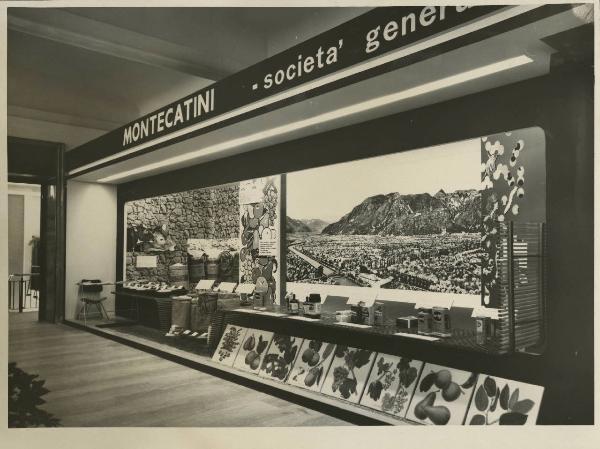 Bolzano - Fiera Campionaria del 1954 - Stand Montecatini dedicato ai concimi chimici - Allestimento con pannelli illustrativi e prodotti