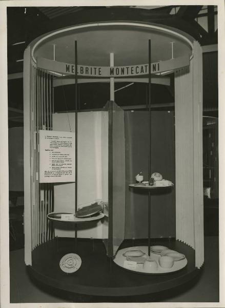 Torino - Mostra internazionale della tecnica del 1954 - Stand Montecatini - Box dedicato alla Melbrite (resina melaminica da stampaggio in polvere) - Esposizione manufatti