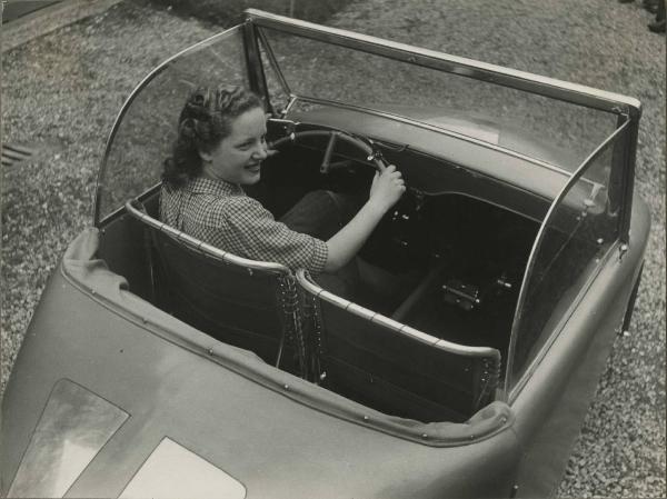 Milano - Fiera campionaria del 1942 - Ciclovetturetta Lucciola - Ragazza in posa alla guida