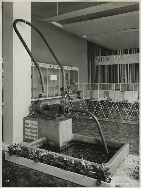 Milano - Fiera campionaria del 1942 - Pompa centrifuga in resina polistrolica - Stand dedicato al nailon - Calze