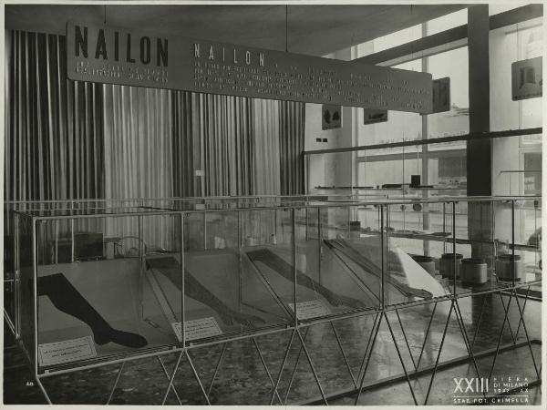 Milano - Fiera campionaria del 1942 - Stand dedicato al nailon - Calze in nailon