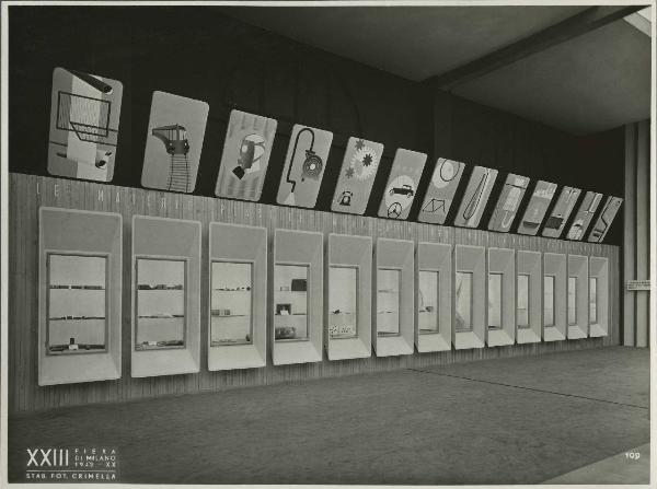 Milano - Fiera campionaria del 1942 - Stand del Gruppo Montecatini - Pannelli illustrativi e vetrine espositive dedicate alla materie plastiche