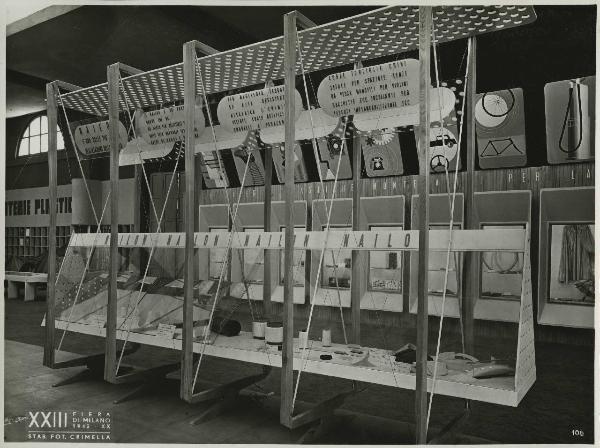 Milano - Fiera campionaria del 1942 - Stand del Gruppo Montecatini - Vetrine dedicate al nailon - Esposizione prodotti in nailon