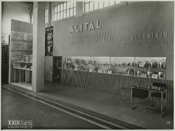 Milano - Fiera campionaria del 1942 - Stand Alital (Consorzio industria articoli casalinghi di alluminio) - Esposizione pentolame in alluminio