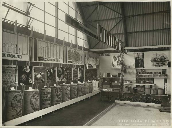 Milano - Fiera campionaria del 1946 - Stand fertilizzanti e insetticidi della Montecatini - Esposizione prodotti - Pannelli fotografici