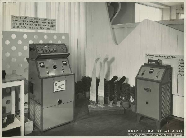 Milano - Fiera campionaria del 1946 - Stand Materie plastiche Montecatini - Forno per trattamento materiali dielettrici - Cucitrice ad alta frequenza per Vipla