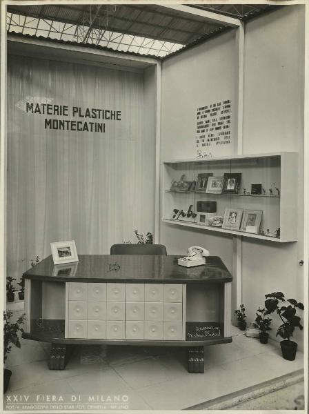 Milano - Fiera campionaria del 1946 - Stand Materie plastiche Montecatini - Mobilio e pavimentazione in Vipla