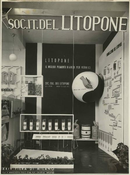 Milano - Fiera campionaria del 1946 - Stand della Società italiana del Litopone del Gruppo Montecatini - Esposizione di campioni di litopone (pigmento bianco per vernici)