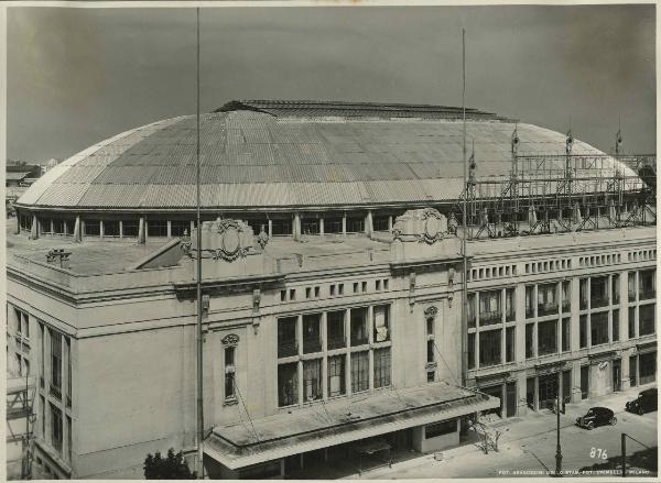 Milano - Fiera campionaria del 1946 - Veduta del Palazzo dello sport con ricopertura in alluminio