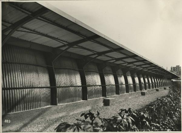 Milano - Fiera campionaria del 1946 - Scorcio del lato di un padiglione coperto in alluminio