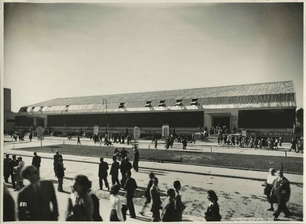 Milano - Fiera campionaria del 1946 - Esterno del padiglione della pellicceria e pelletteria - Tetto in alluminio