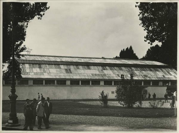 Milano - Fiera campionaria del 1946 - Esterno di un padiglione - Tetto in alluminio