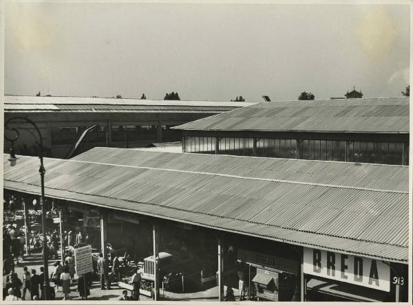 Milano - Fiera campionaria del 1946 - Veduta dall'alto di un padiglione - Tetto in alluminio