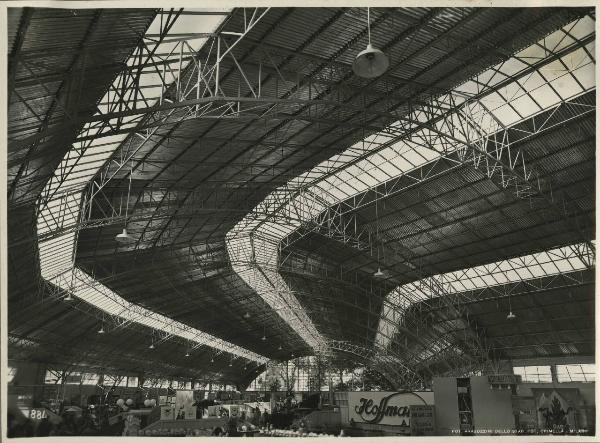 Milano - Fiera campionaria del 1946 - Veduta dell'interno di un padiglione fieristico con il tetto in alluminio