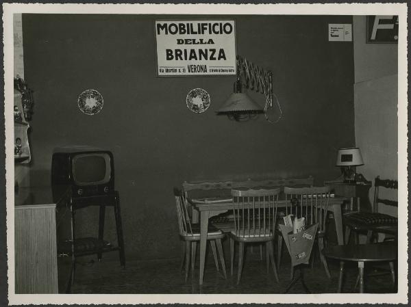 Verona - Fiera dell'agricoltura del 1956 - Stand Mobilificio della Brianza - Esposizione mobili - Parete dipinta con Ducotone