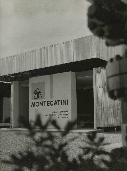 Piacenza - I Mostra internazionale del metano - Esterno del padiglione Montecatini