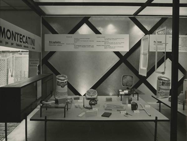 Vienna - Fiera d'autunno del 1956 - Padiglione Italia - Stand Montecatini dedicato allo Stiroplasto - Esposizione di manufatti