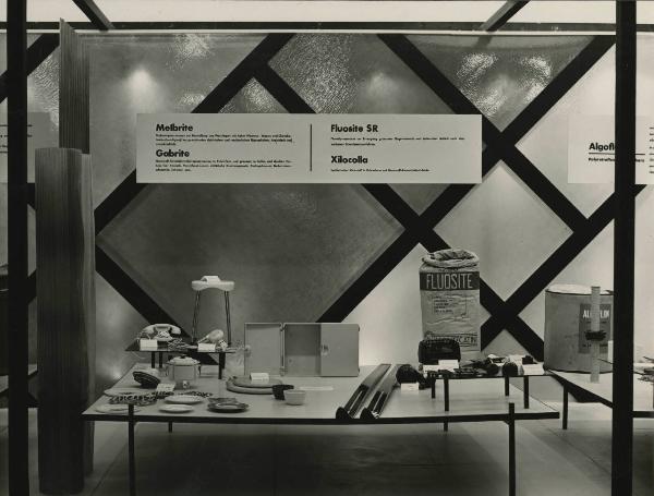 Vienna - Fiera d'autunno del 1956 - Padiglione Italia - Stand Montecatini dedicato a Melbrite, Gabrite, Fluosite SR e Xilocolla - Esposizione di manufatti