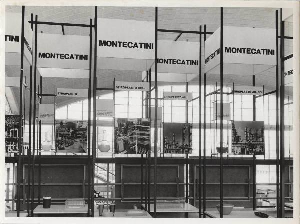 Belgrado - Fiera internazionale della tecnica del 1960 - Stand Montecatini allestiti con pannelli informativi, fotografici ed esposizione prodotti - Stiroplast (resina polistirolica)