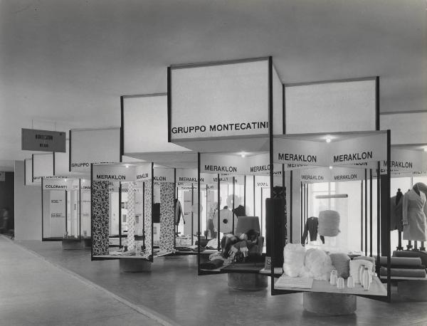 Busto Arsizio - Mostra internazionale del tessile - Stand Montecatini allestiti con pannelli informativi ed esposizione tessuti Meraklon