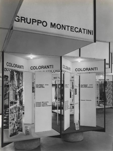 Busto Arsizio - Mostra internazionale del tessile - Stand Montecatini dedicati ai coloranti Acna allestiti con pannelli informativi