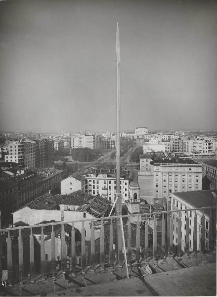 Milano - Palazzo B Montecatini - Parafulmine - Veduta della città dal tetto