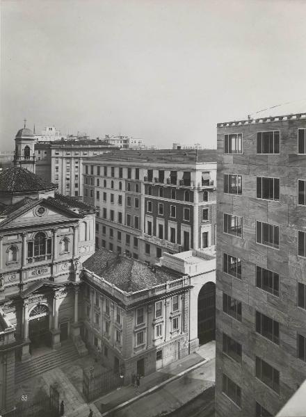 Milano - Palazzo B Montecatini - Veduta dal palazzo B Montecatini - Chiesa di S. Bartolomeo apostolo