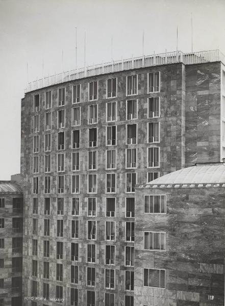 Milano - Veduta del corpo centrale del Palazzo B Montecatini