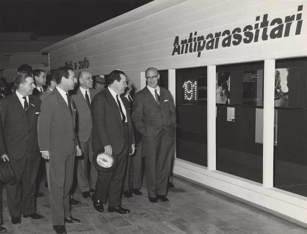 Milano - Fiera campionaria del 1963 - Padiglione Montecatini - Visita autorità - Ambasciatore della Spagna Alfredo Sanchez Bella