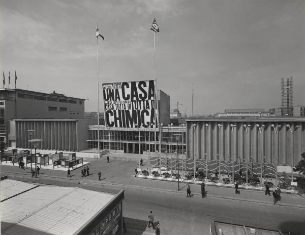 Milano - Fiera campionaria del 1965 - Veduta del padiglione Montecatini "Una casa tutta di chimica"