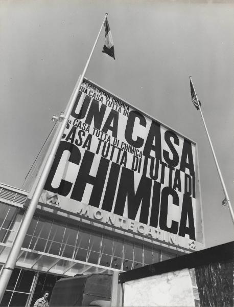 Milano - Fiera campionaria del 1965 - Veduta del padiglione Montecatini "Una casa tutta di chimica"