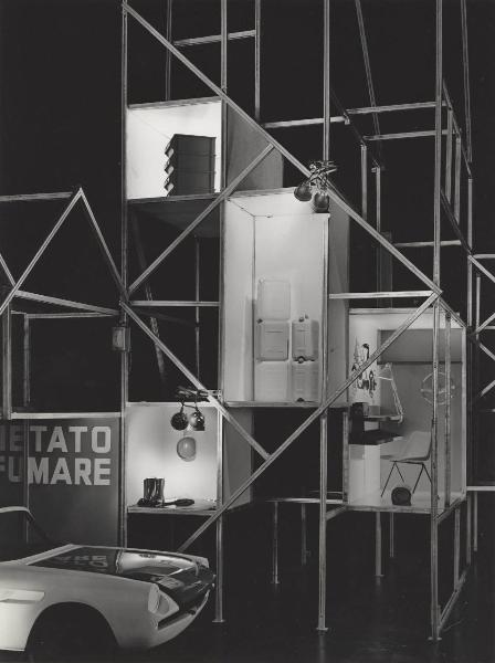 Milano - Fiera campionaria del 1965 - Padiglione Montecatini - Strutture reticolari di elementi metallici - Esposizione di oggetti in materiali plastici