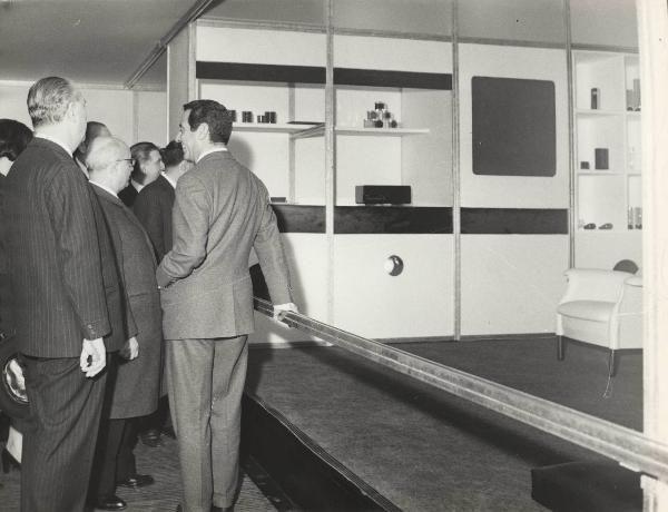 Milano - Fiera campionaria del 1965 - Padiglione Montecatini - Sala espositiva arredata - Visita autorità - Ministro degli esteri Amintore Fanfani