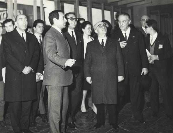 Milano - Fiera campionaria del 1965 - Padiglione Montecatini - Visita autorità - Ministro degli esteri Amintore Fanfani