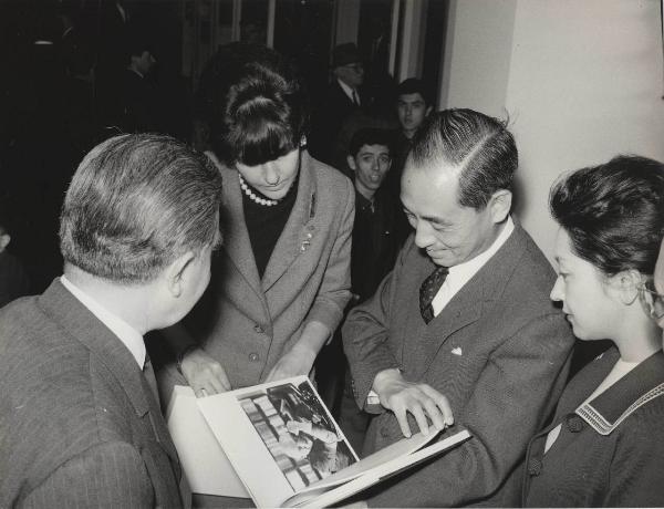 Milano - Fiera campionaria del 1965 - Padiglione Montecatini - Visita autorità - Ambasciatore del Giappone Torn Nakagawa e moglie