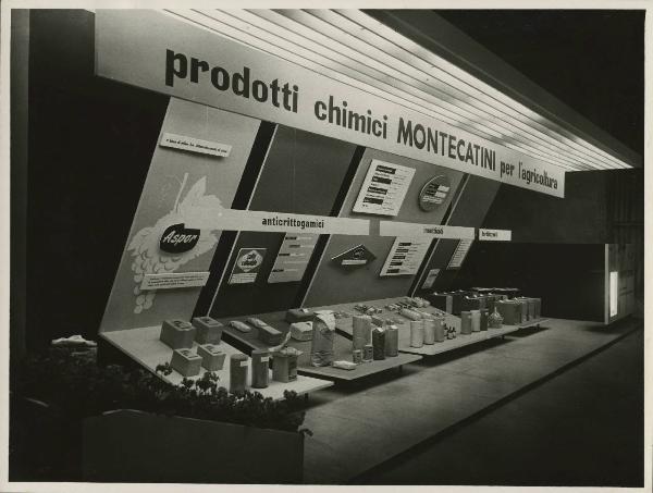 Verona - Fiera dell'agricoltura del 1955 - Stand Montecatini - Esposizione prodotti chimici per l'agricoltura