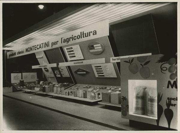 Verona - Fiera dell'agricoltura del 1955 - Stand Montecatini - Esposizione prodotti chimici per l'agricoltura