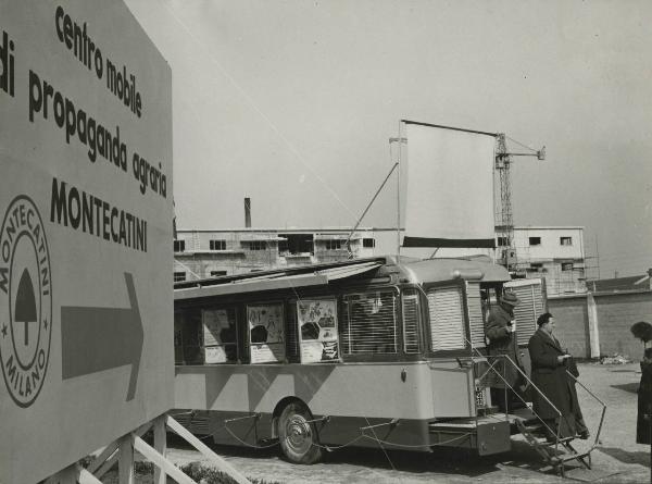 Verona - Fiera dell'agricoltura del 1955 - Centro mobile di propaganda agraria Montecatini