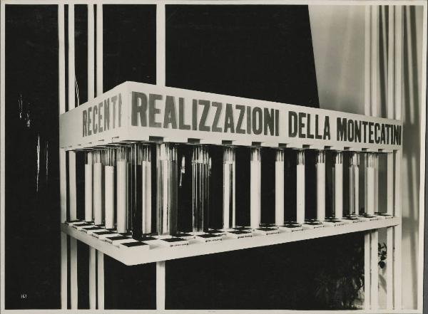 Milano - Fiera campionaria del 1941 - Padiglione Montecatini - Sala chimica - Esposizione nuovi prodotti chimici