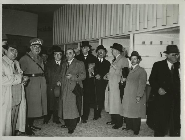 Milano - Fiera campionaria del 1941 - Sala della chimica Montecatini - Visita dei medici lombardi