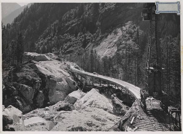 Malga Boazzo - Impianto idroelettrico di Cimego - Cantiere di costruzione della diga - Gru a ponte su rotaie